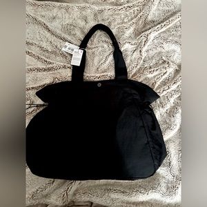 I am selling a brand new Lululemon black side cinch shopper bag never been used
